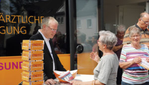 Dr. Matthias Roth, der Medibusarzt, im Gespräch mit einer Bürgerin. Foto: © Petra Bendrich KV Hessen